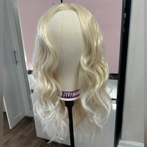 Chelsey smith cosmetics synthetic wig. Blonde curly wavy NWT style “Champagne”